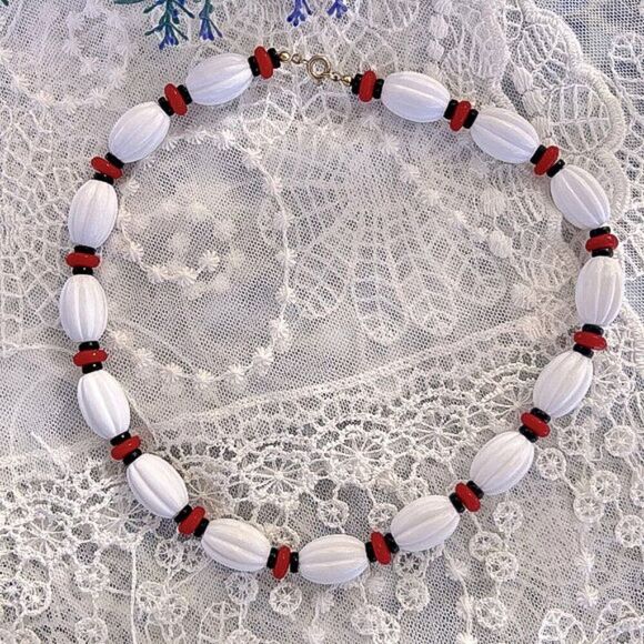Vintage White Black Red Acrylic Bead Necklace - Picture 9 of 9